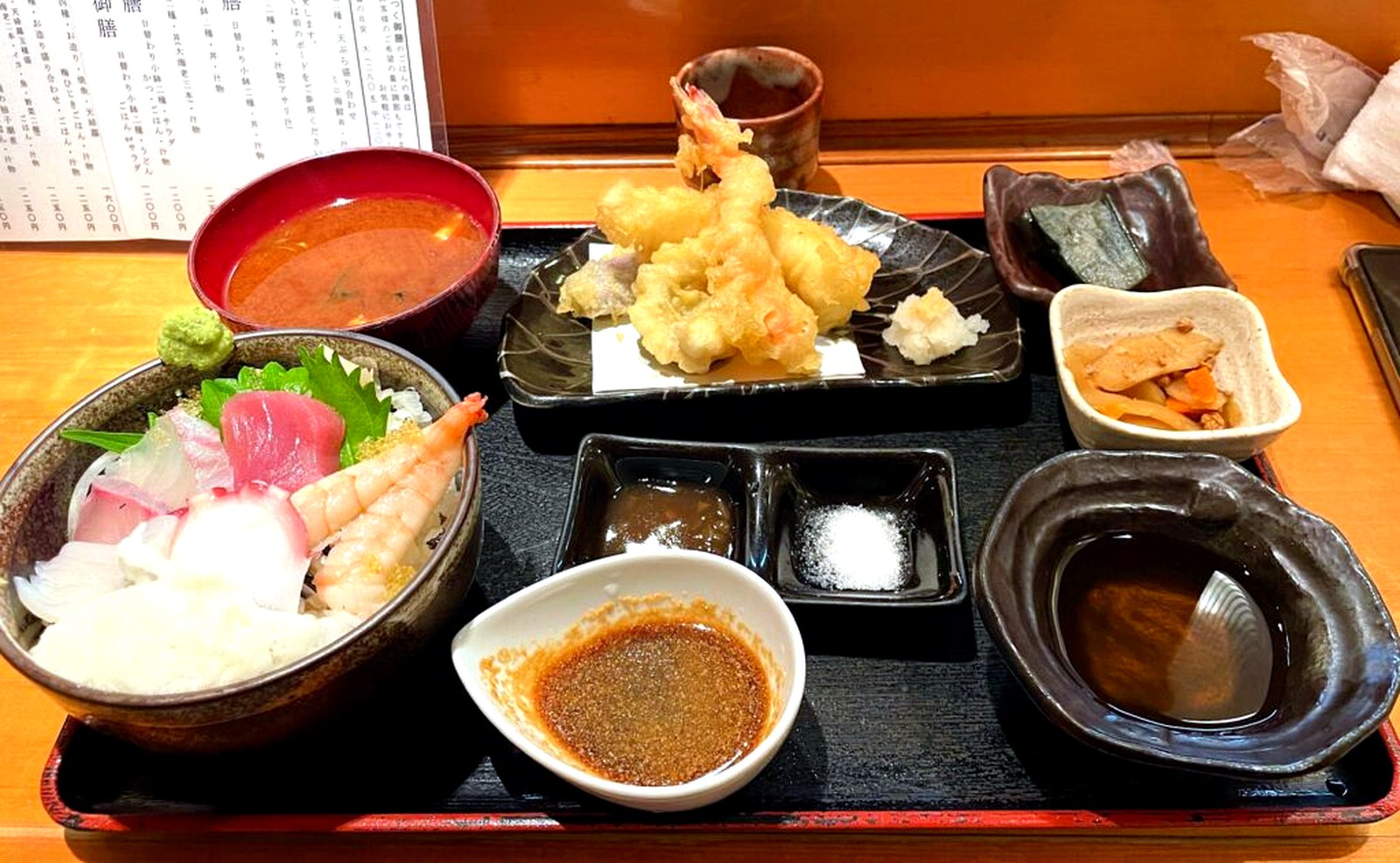マグロやハマチなど6種類の刺身ととろろがのった旬彩食卓ひろの海鮮丼
