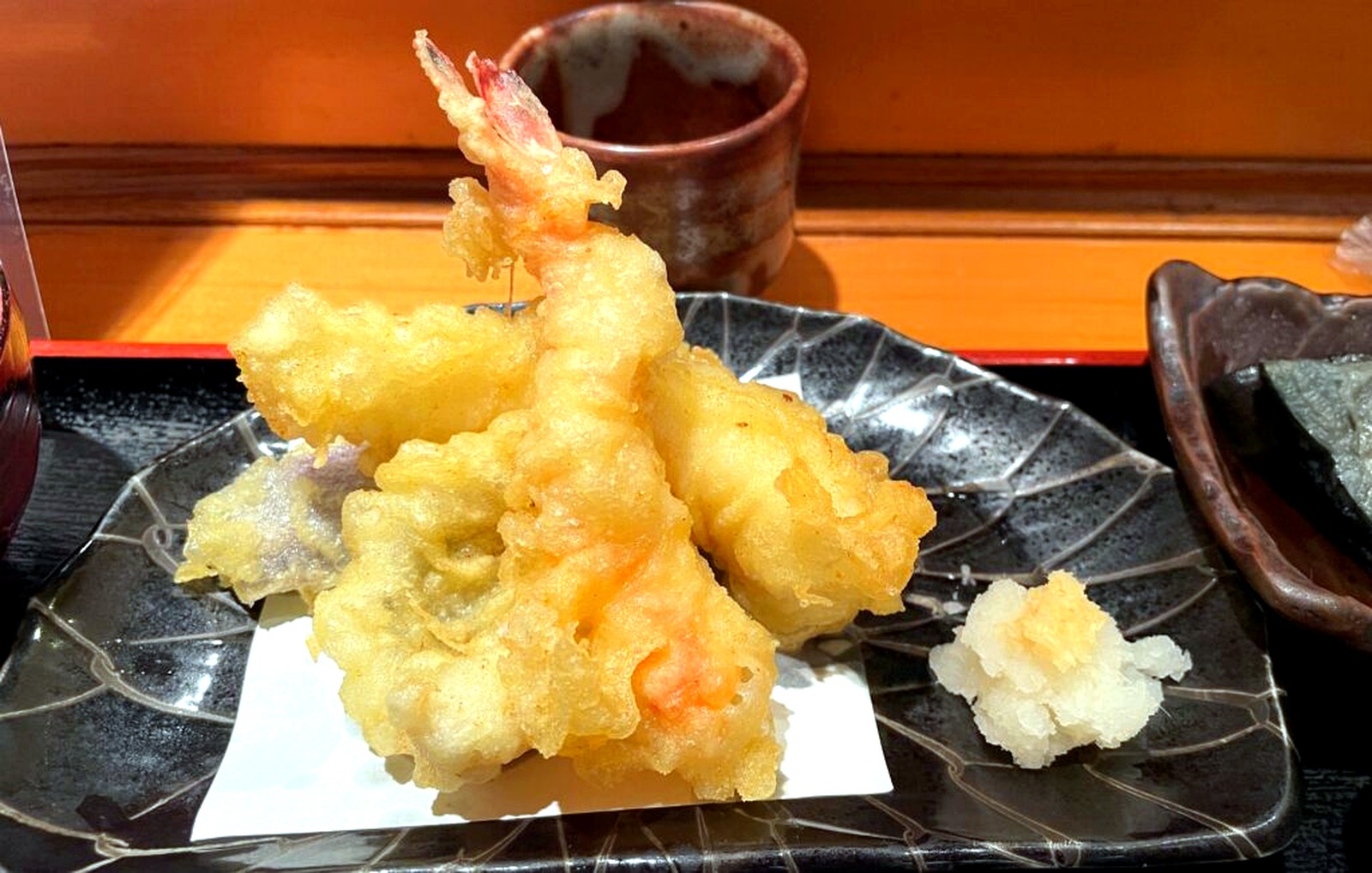 大きな海老天が主役の旬彩食卓ひろの天ぷら盛り合わせ