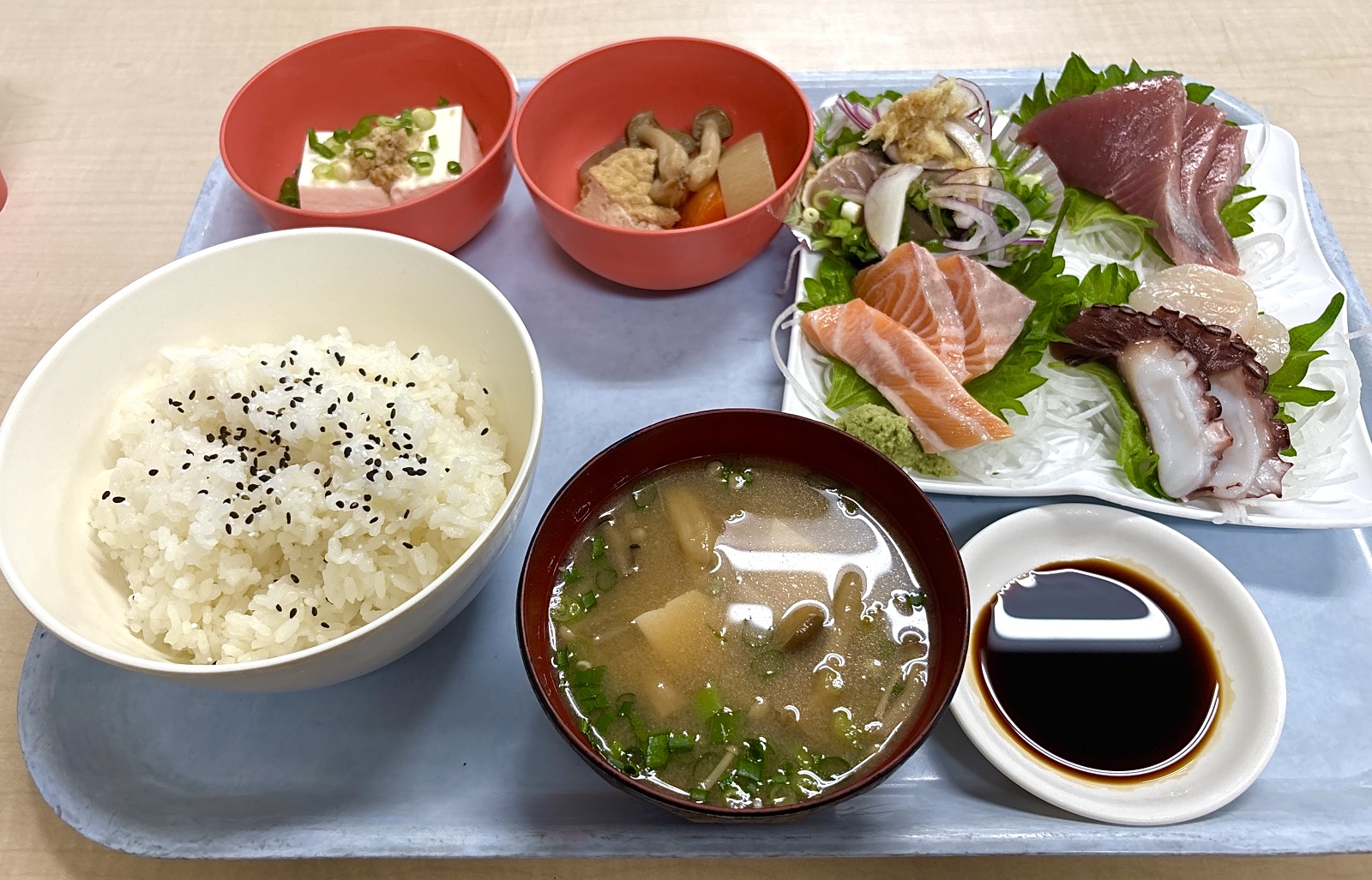神戸市中央卸売市場・東部市場内にある「市場食堂」の新鮮で美味しい「刺身定食」