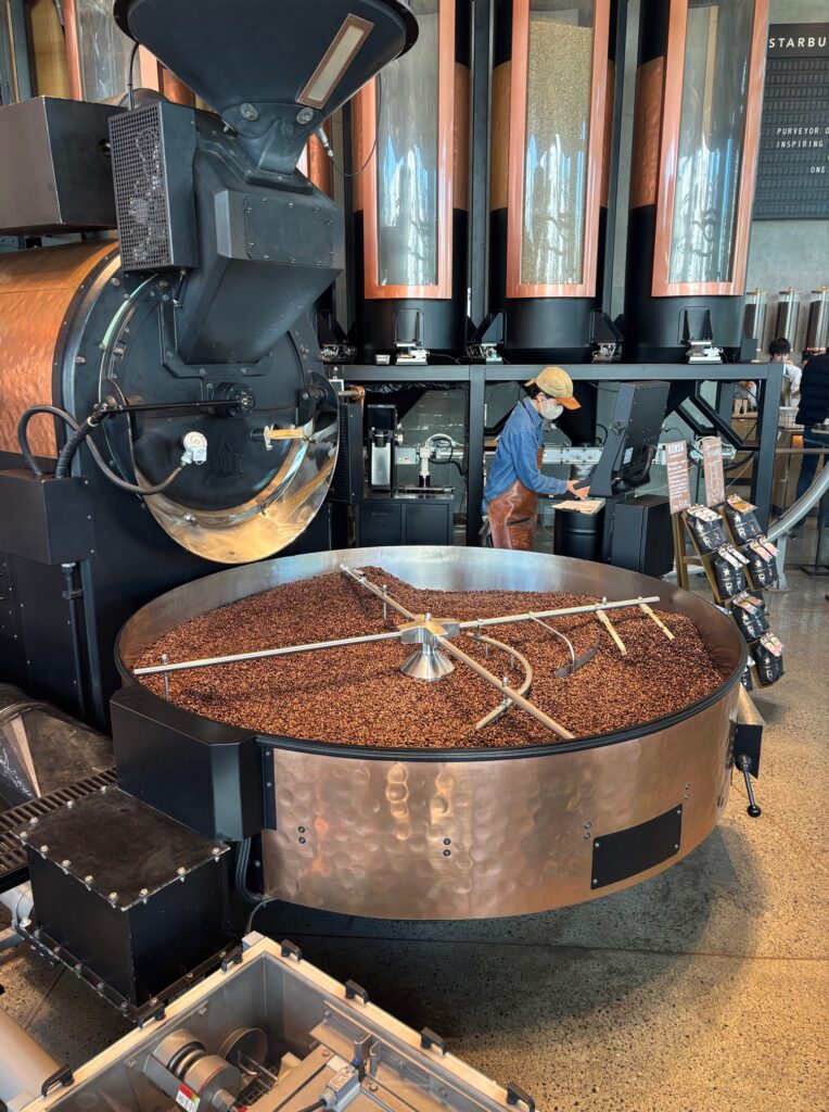 世界最高峰のコーヒー体験を。スターバックス リザーブ ロースタリー 東京・1階フロア徹底ガイド