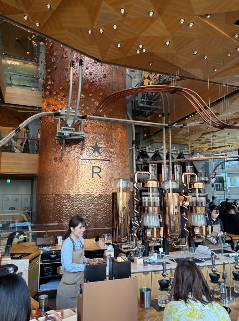 世界最高峰のコーヒー体験を。スターバックス リザーブ ロースタリー 東京・1階フロア徹底ガイド