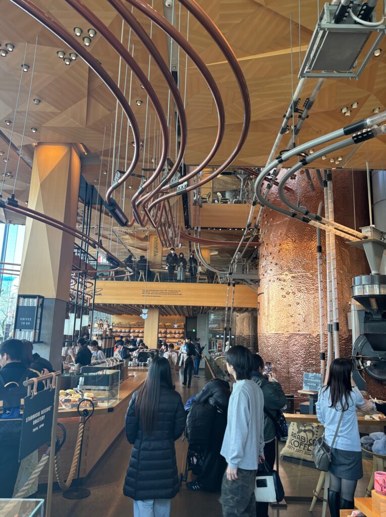世界最高峰のコーヒー体験を。スターバックス リザーブ ロースタリー 東京・1階フロア徹底ガイド