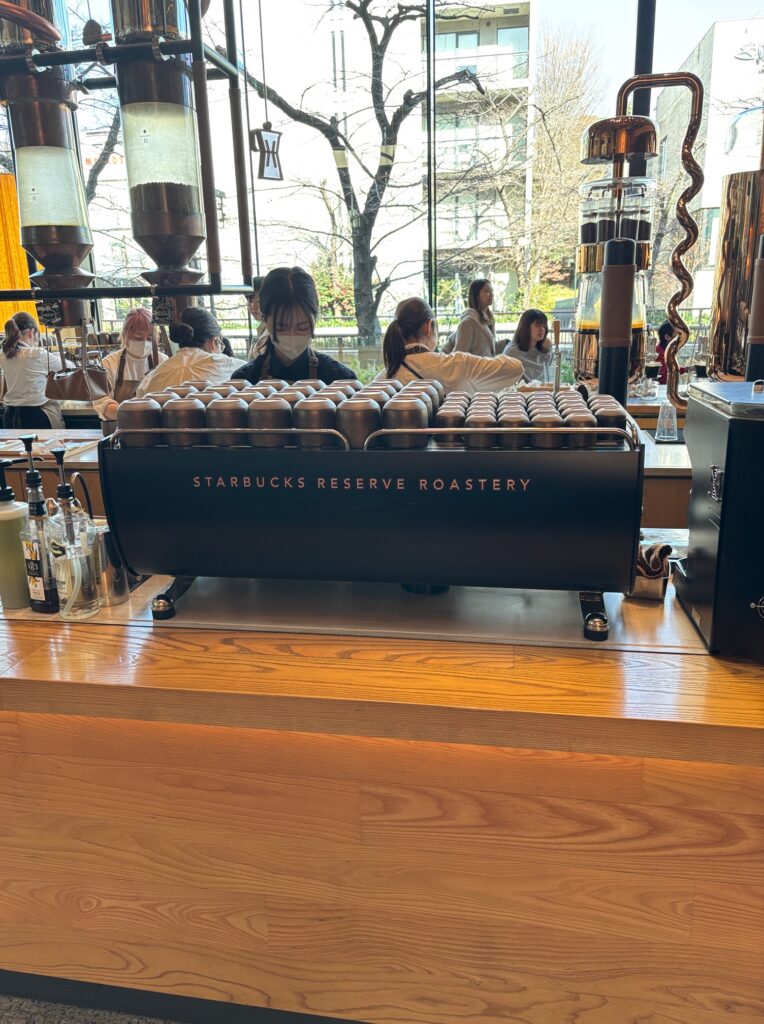 世界最高峰のコーヒー体験を。スターバックス リザーブ ロースタリー 東京・1階フロア徹底ガイド