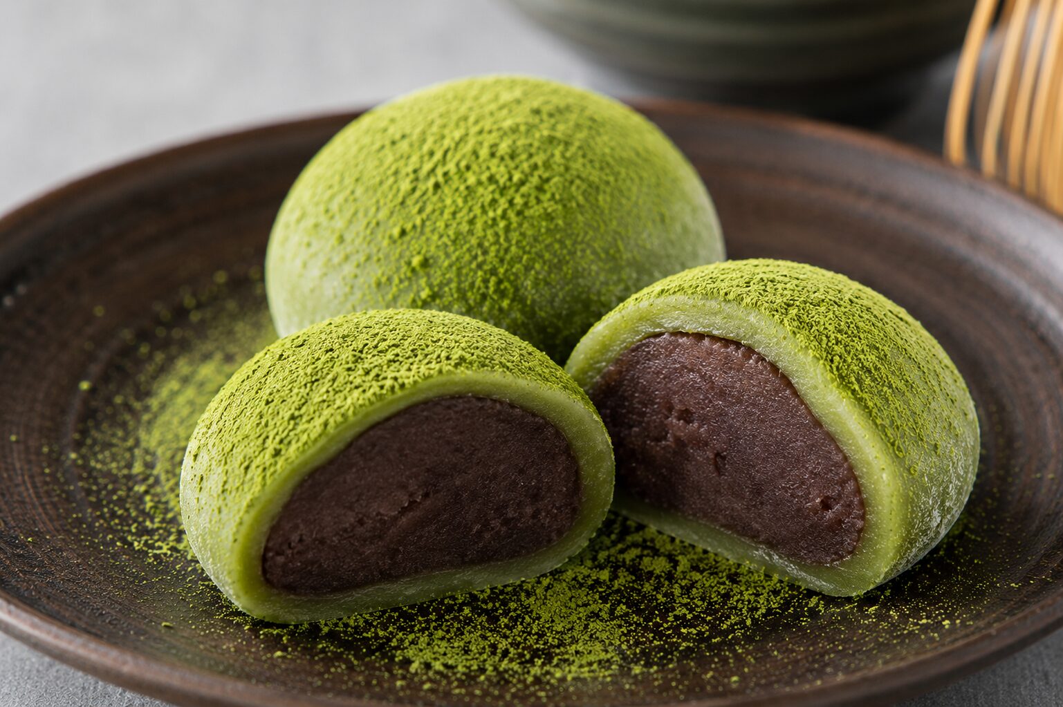 抹茶餡が入った抹茶大福の断面