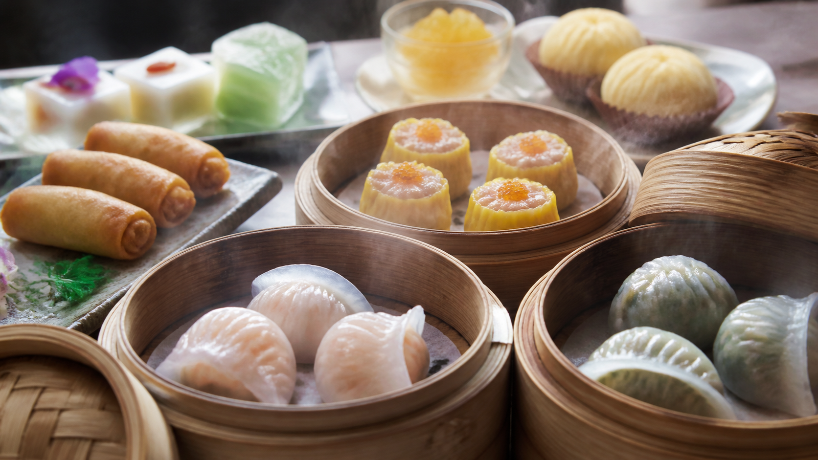 せいろに入った海老蒸し餃子や焼売と中国菓子