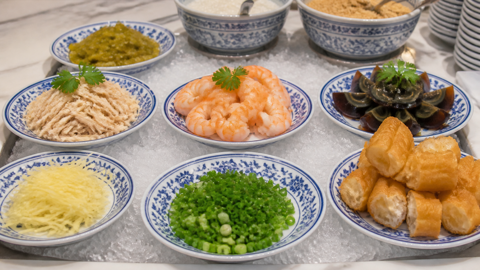 蒸し鶏や海老やピータンなど中華粥の具材