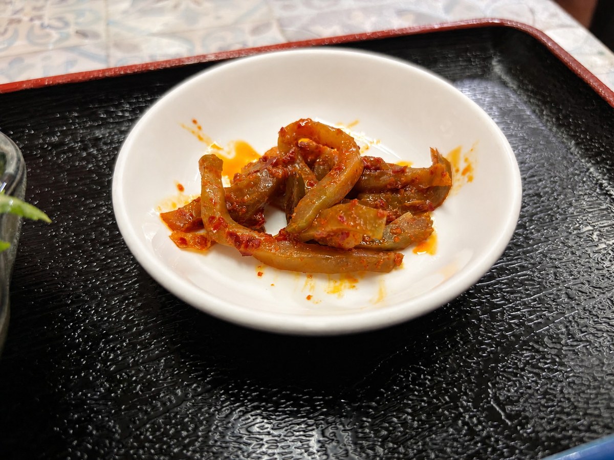 唐辛子や油を使った神戸味縁の中国式の漬物