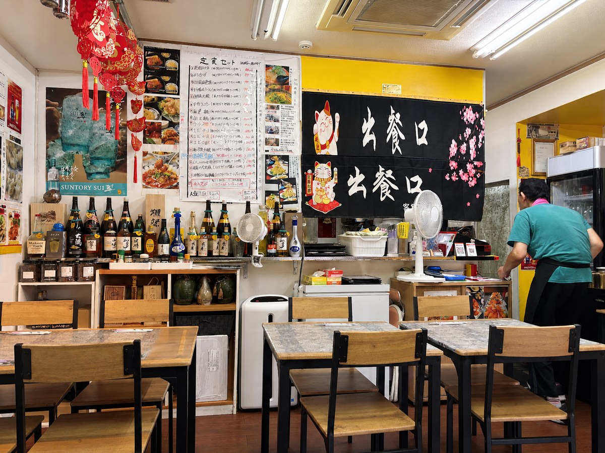 テーブル席が並ぶ神戸味縁の大衆中華らしい店内