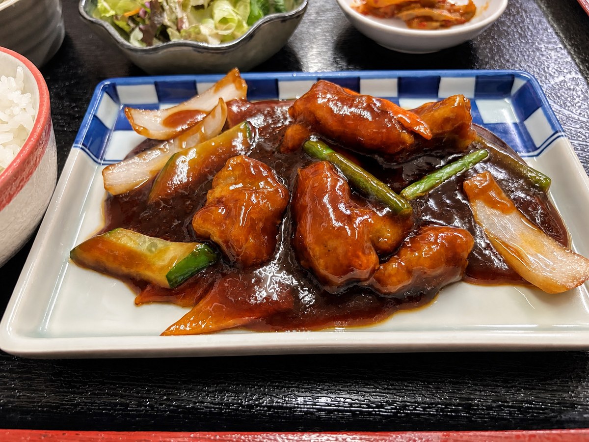 濃厚な餡とシャキシャキ玉ねぎが食欲をそそる神戸味縁の酢豚