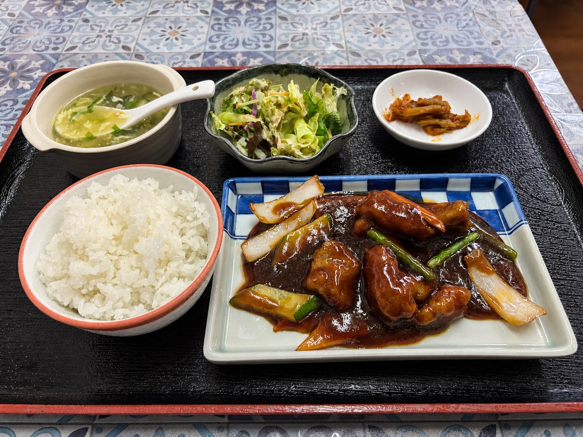 酢豚とご飯、サラダ、中華スープ、漬物が付く神戸味縁の980円ランチ