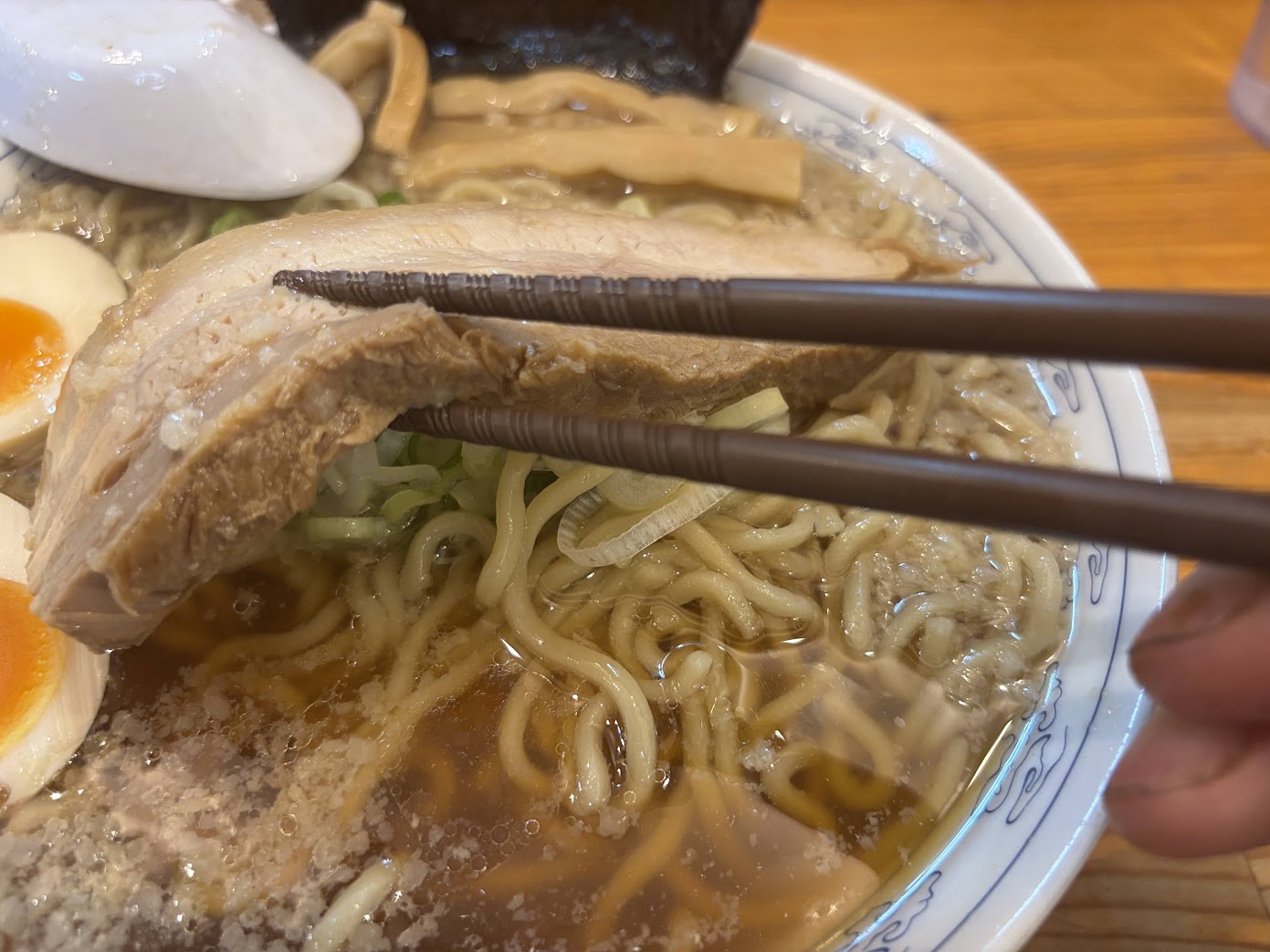 箸で持ち上げた雲ノ糸の大きく厚みのあるチャーシュー