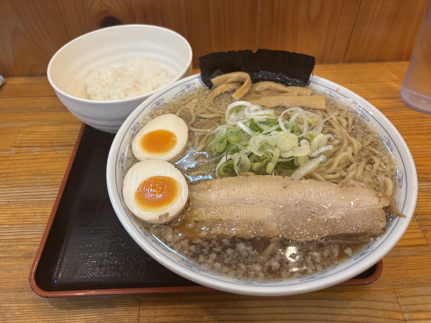 背脂、チャーシュー、味玉が盛られた雲ノ糸の中華そばと小ライス
