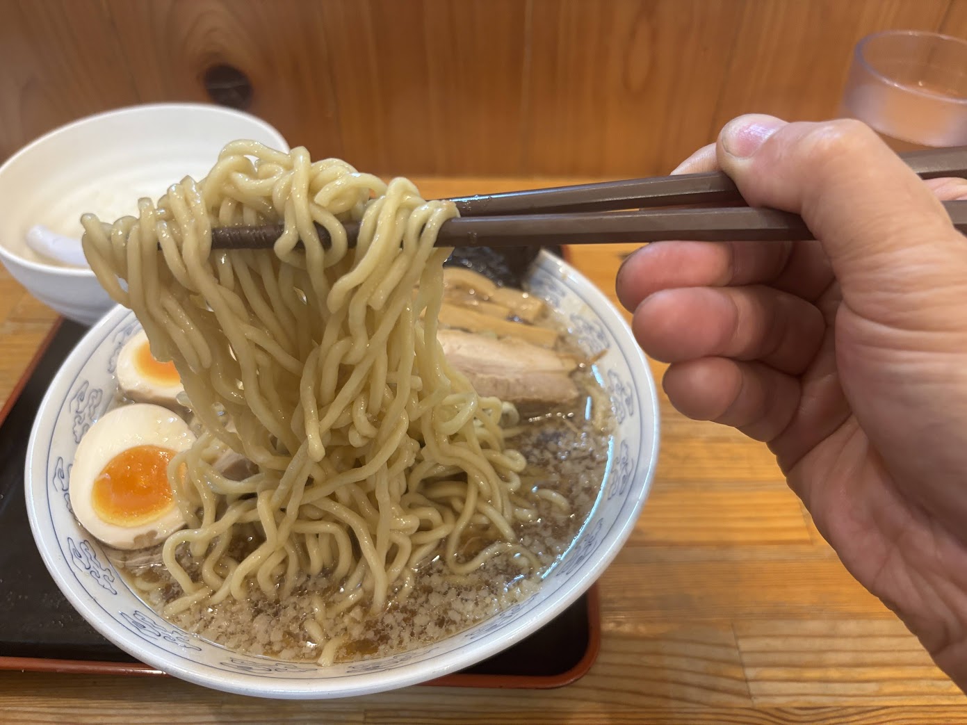 雲ノ糸の煮干しスープから細麺を箸で持ち上げた様子