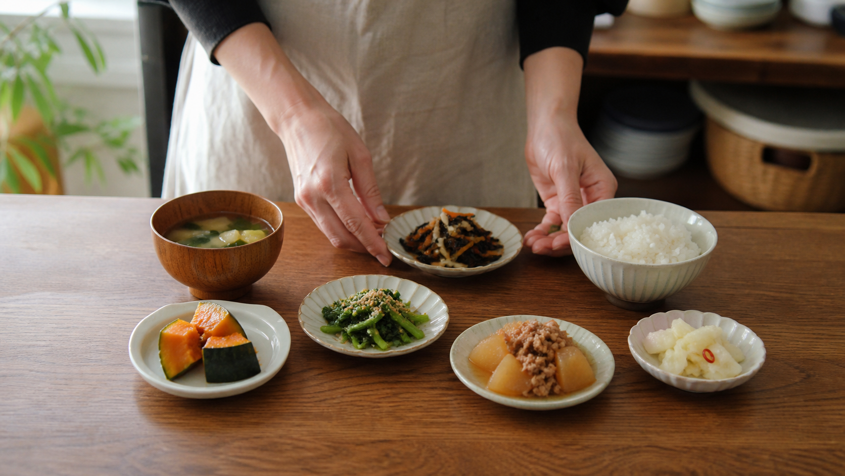家庭の常備菜を五枚の豆皿へ少量ずつ盛り付ける様子