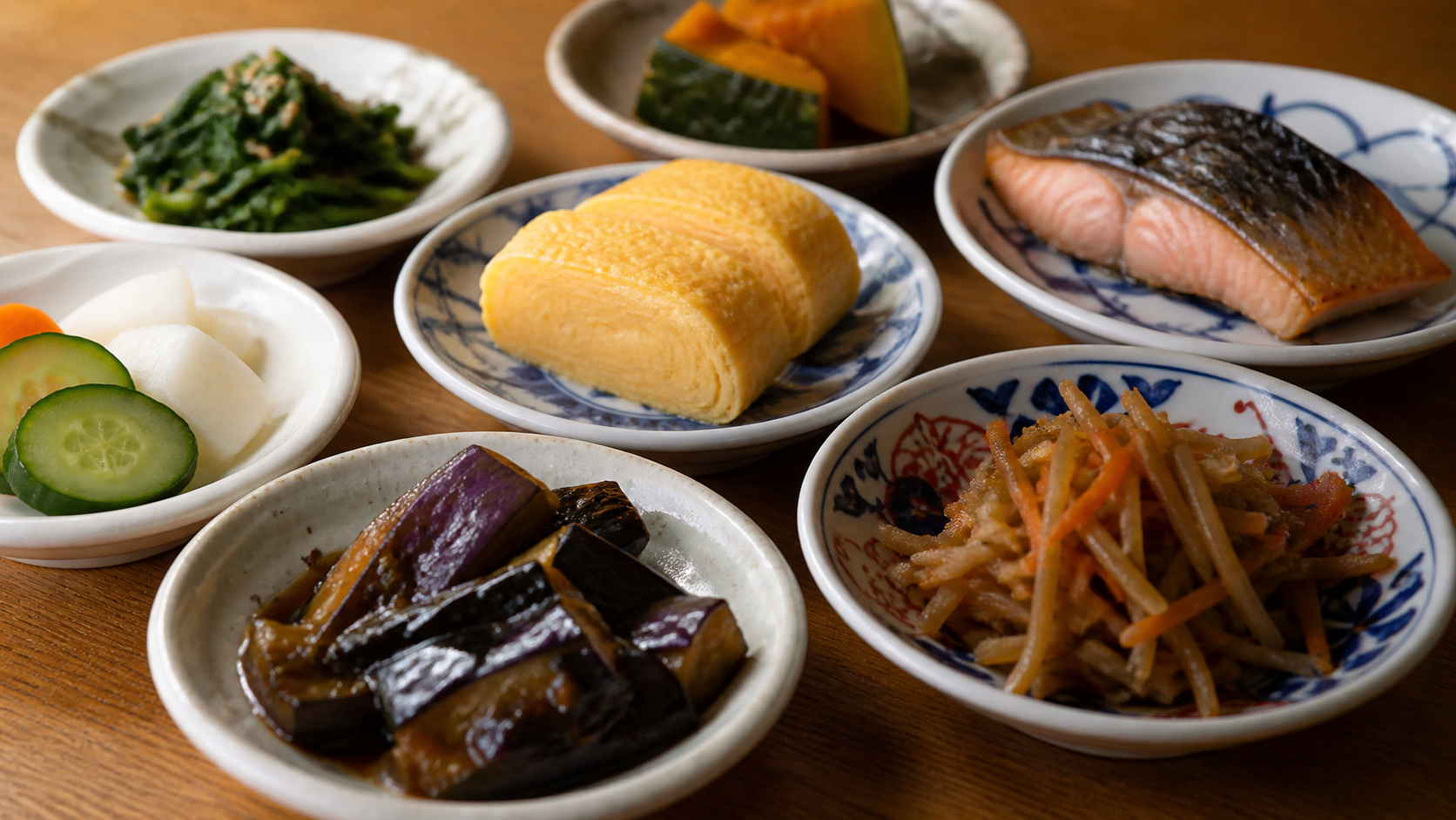 茄子、青菜、だし巻き卵、かぼちゃ、焼き鮭を盛った豆皿