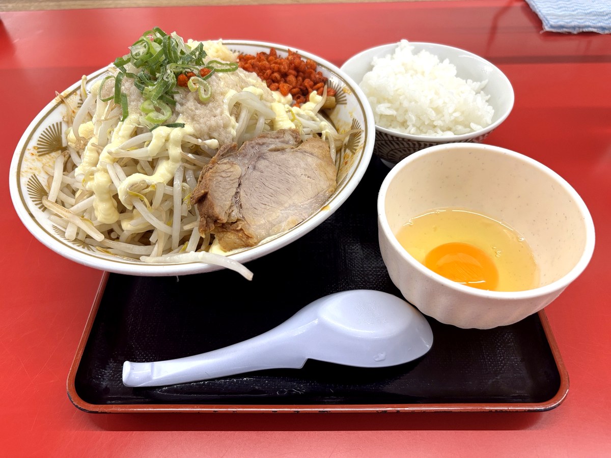 油そばとライスと生卵のセット