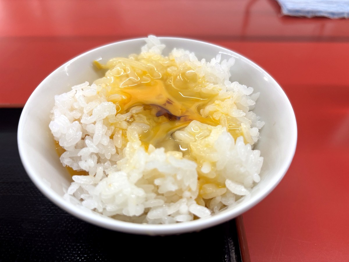 ライスと生卵で作った卵かけご飯
