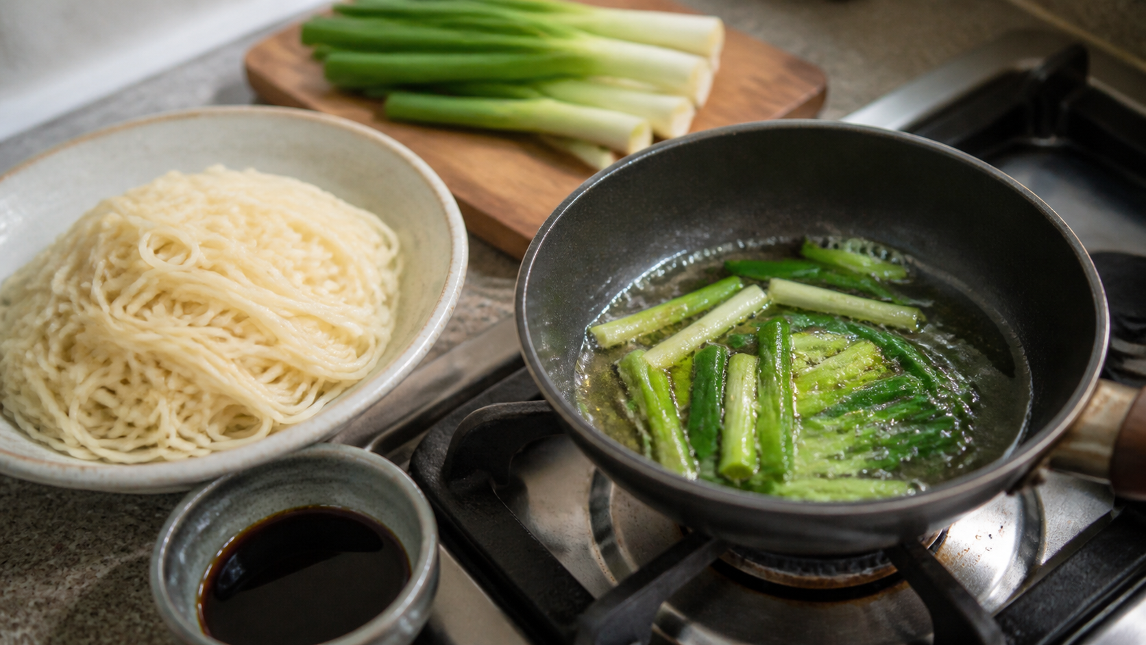 青ねぎを低温の油で揚げて葱油を作る工程