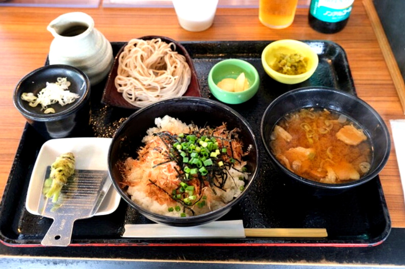 わさび飯とざるそば、味噌汁がそろった大王庵のランチセット