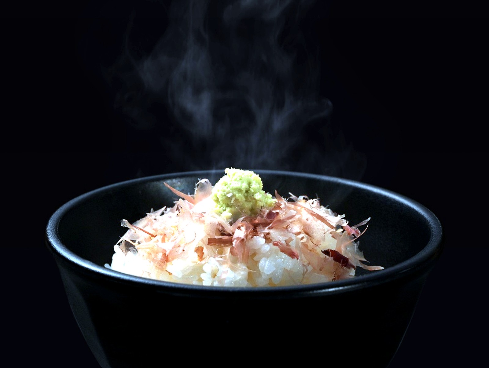 湯気の立つ本わさび飯に花がつおと生わさびがのった一杯