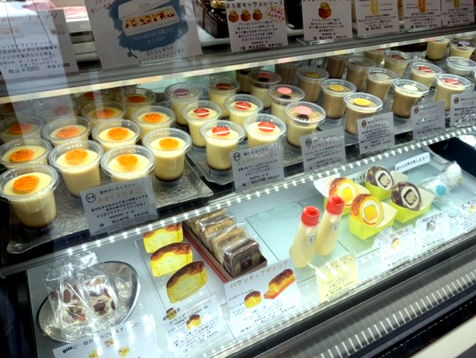 定番から期間限定まで色とりどりのプリンが並ぶ店内のショーケース