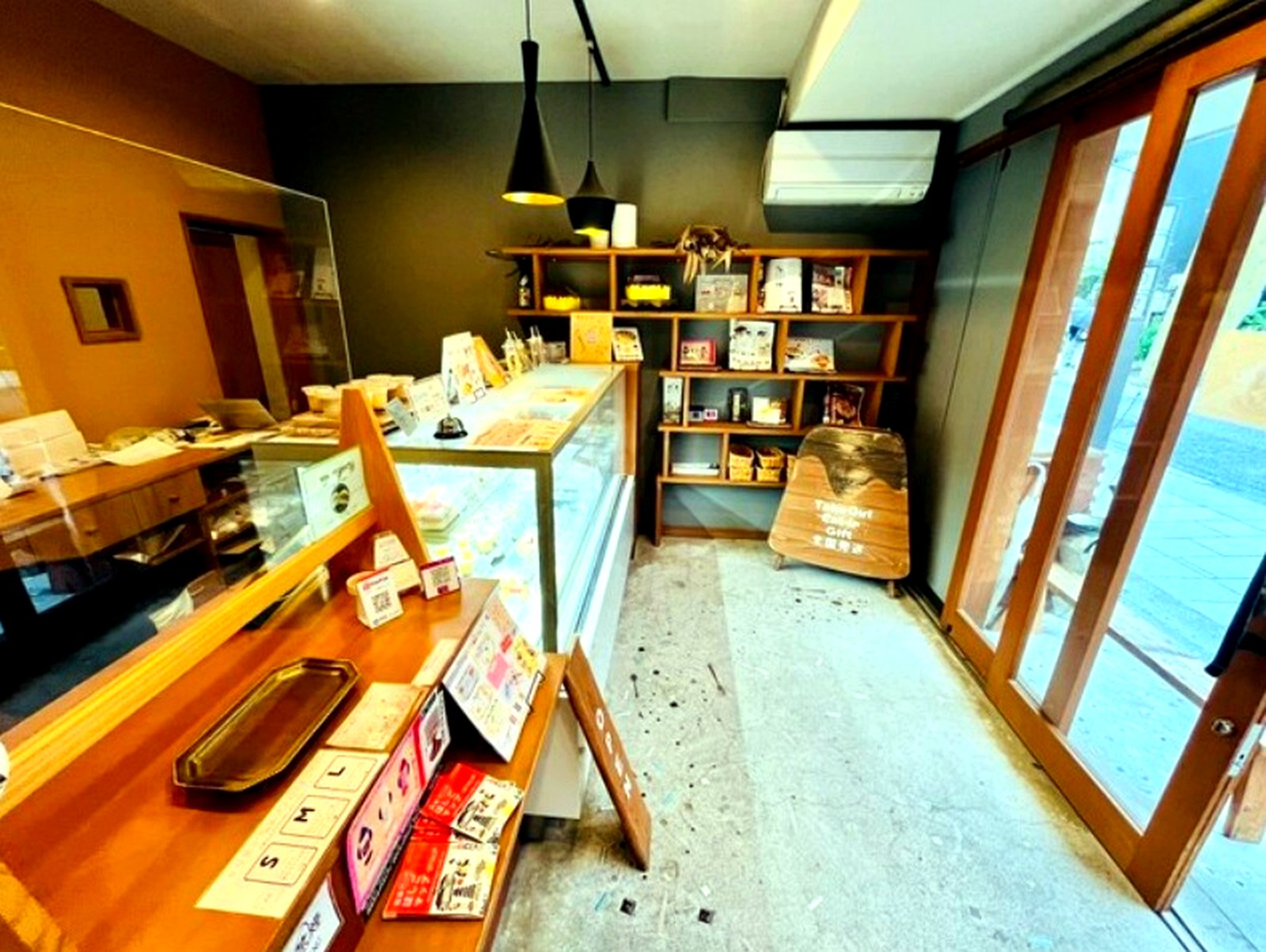 レジ横の売り場とテイクアウト商品が並ぶ春夏秋冬中町店の店内
