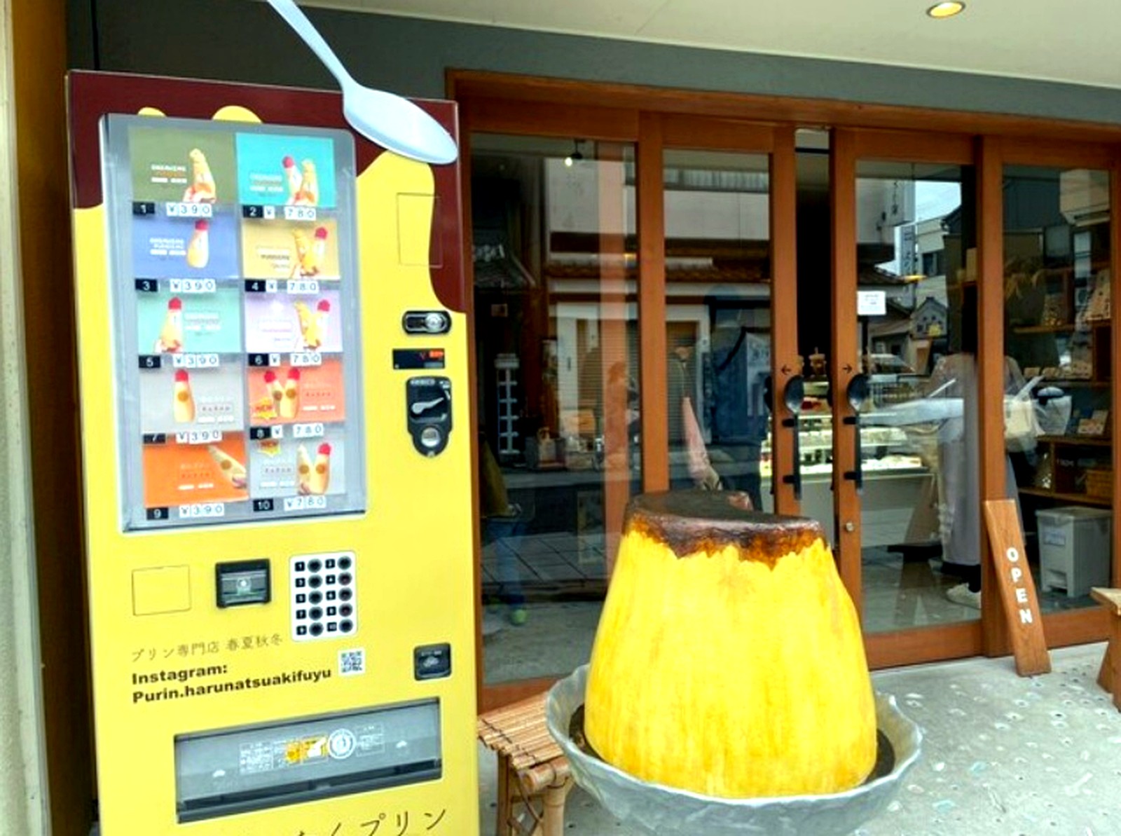 飲むプリンが購入できる自動販売機と巨大なプリンのオブジェ