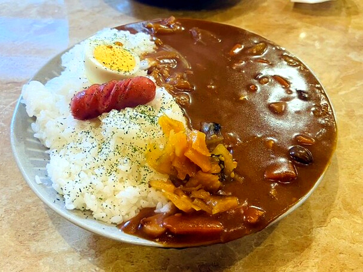 からめん亭のカレーライス ごはん約2合に茶色いルーがたっぷりかかった大盛り皿
