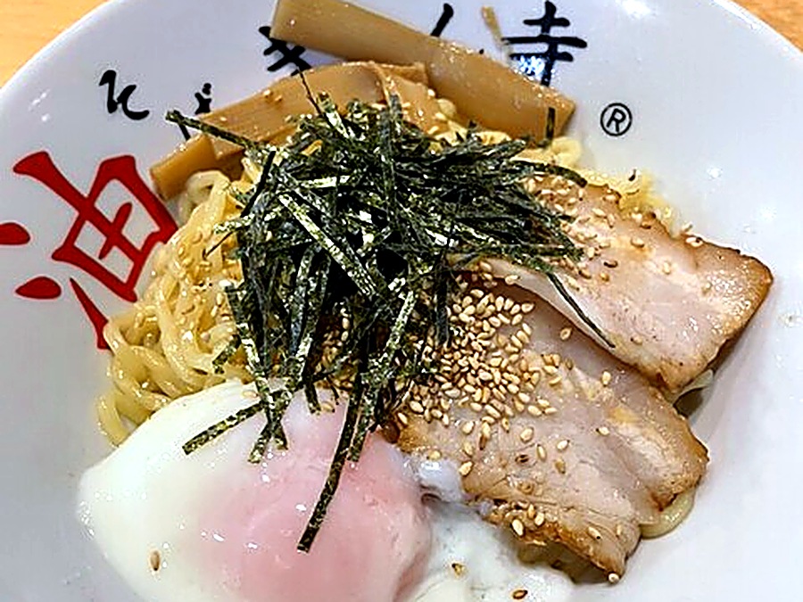 きりん寺の半熟卵油そば きりん寺のロゴが入った丼
