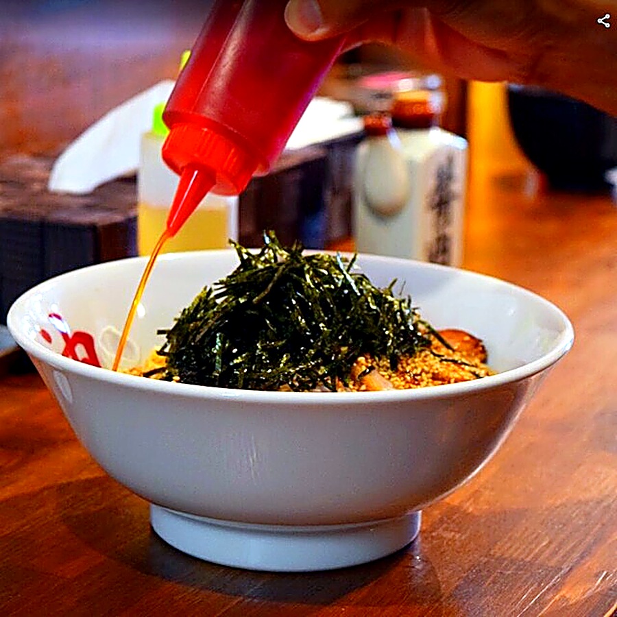 きりん寺の油そばにラー油を回しかける瞬間