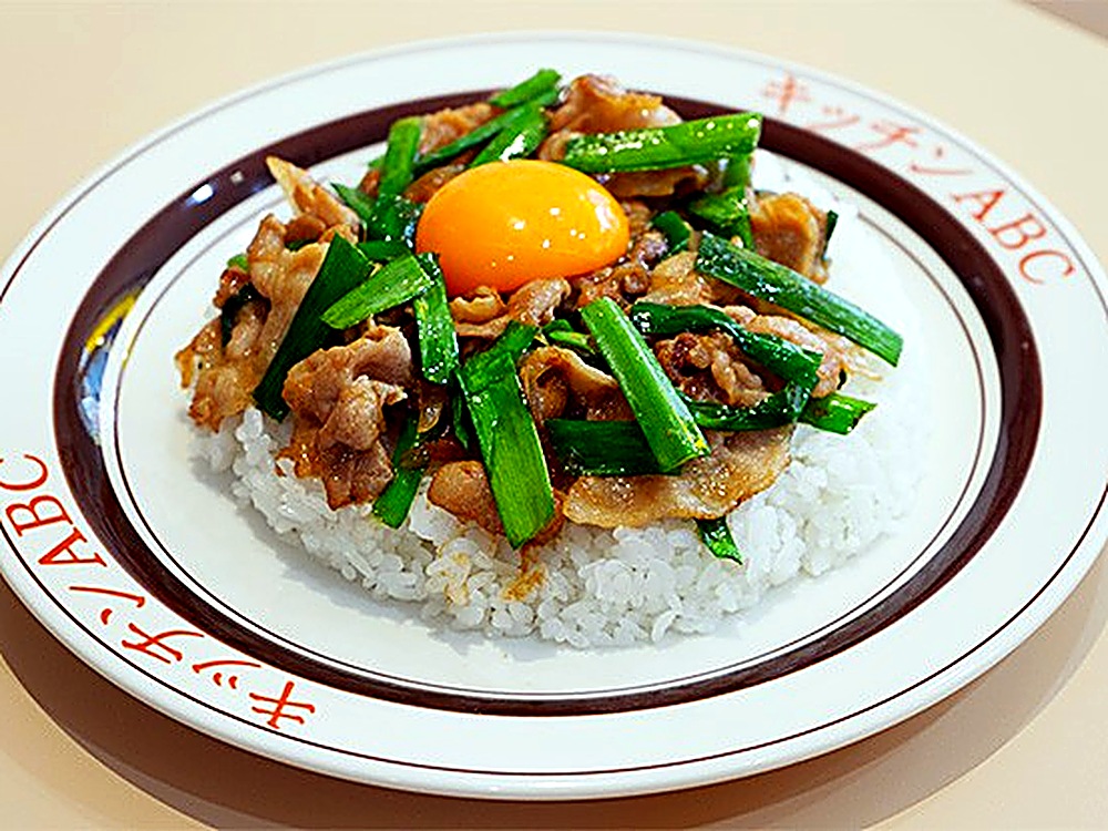 キッチンABCの看板メニュー オリエンタルライス 生卵と豚肉とニラがのった一皿