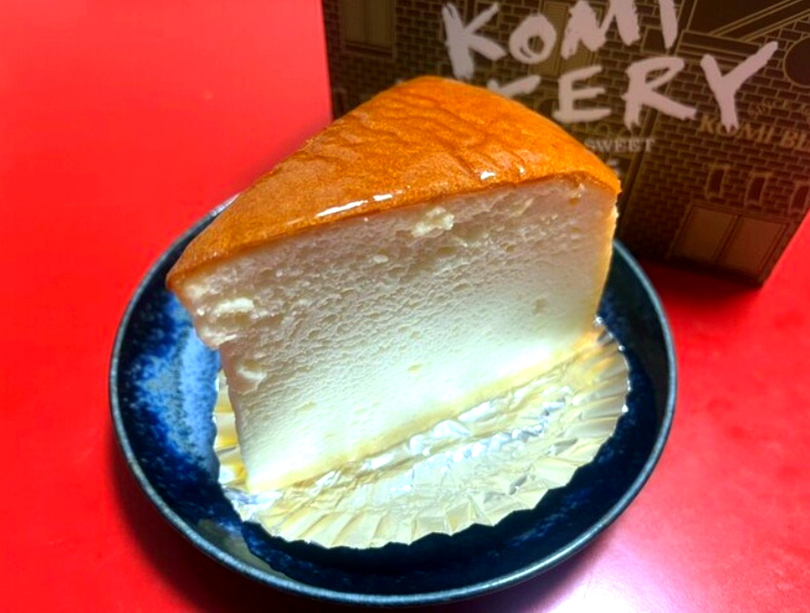 断面のきめ細かさが分かる窯出しチーズケーキのカット断面