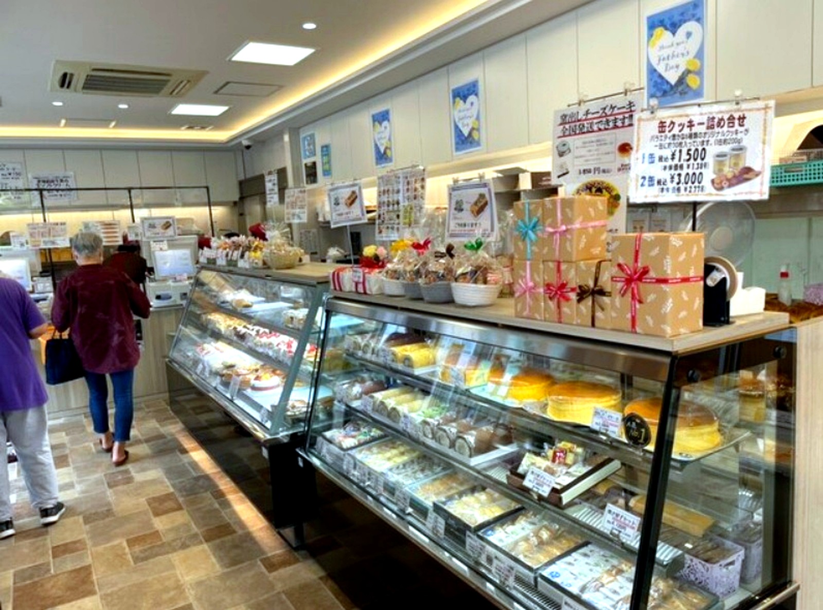 ケーキやパンがずらりと並ぶコミベーカリー店内の様子