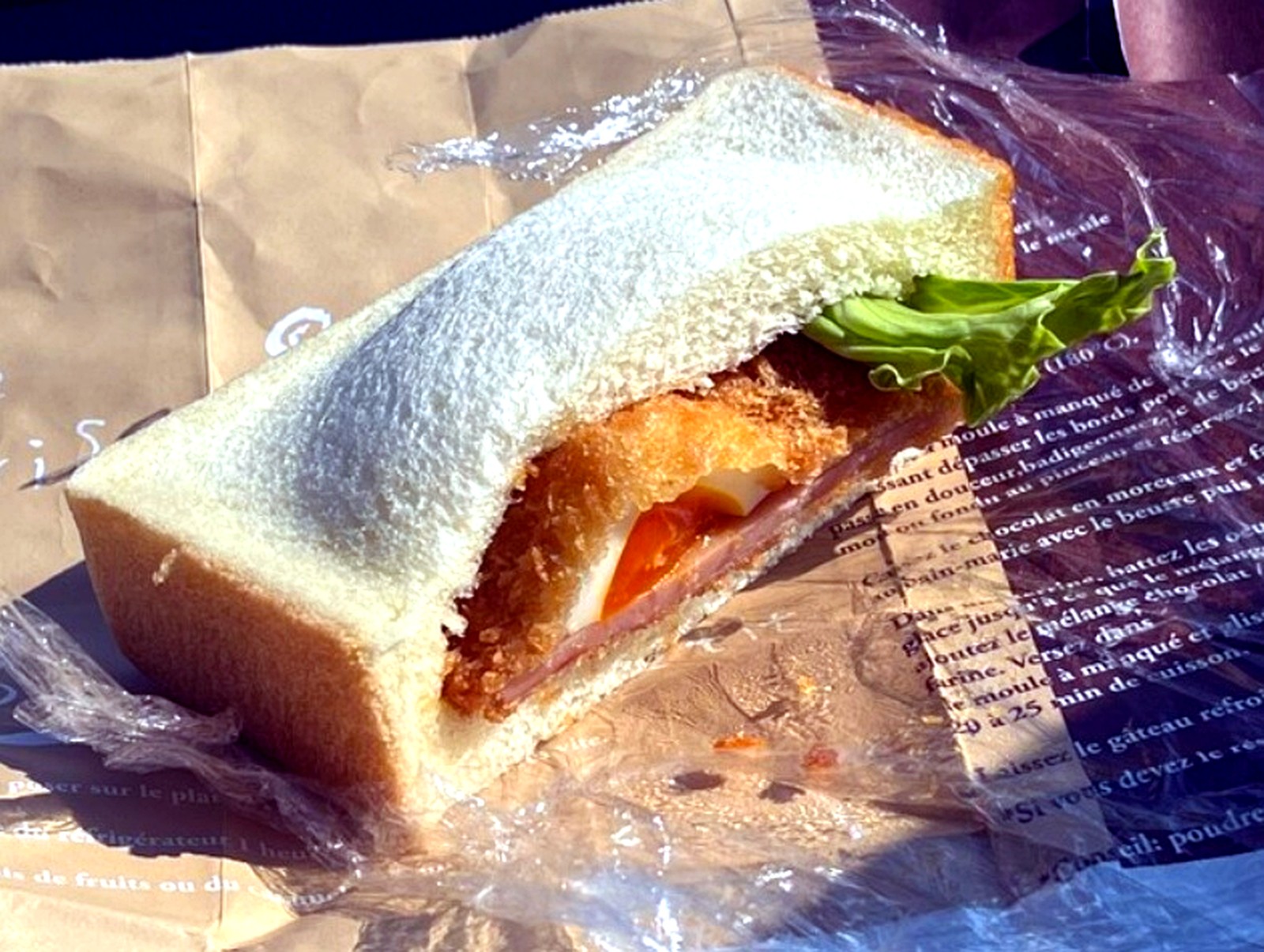 たまごとカツがたっぷり詰まったコミベーカリーのカツサンド