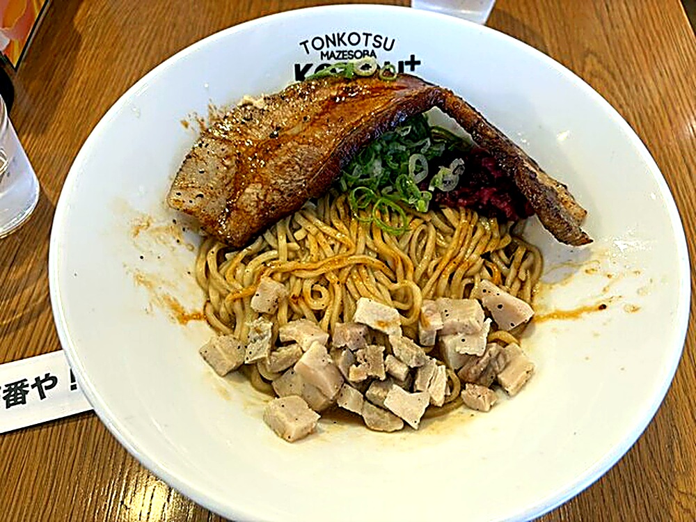 KOZOU+のKING PORKまぜそば 麺とタレを混ぜた状態