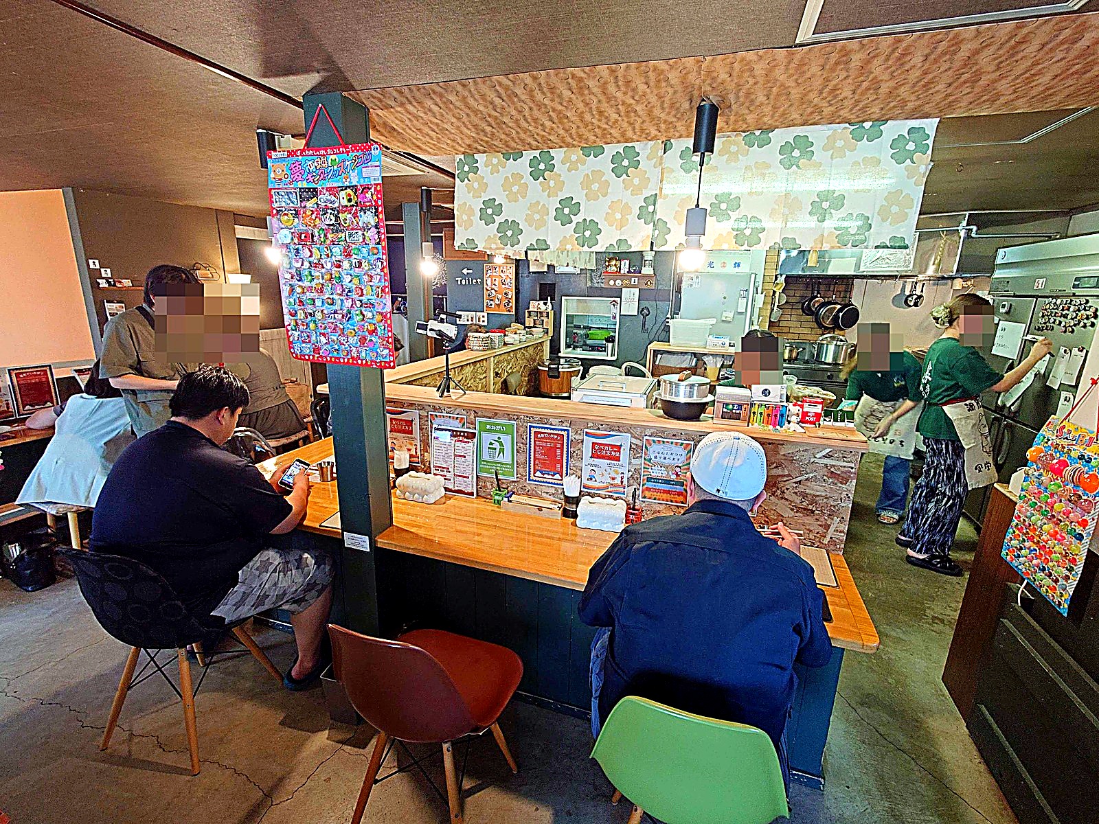 食堂くもりのちの店内 カウンター越しに厨房が見える活気ある様子