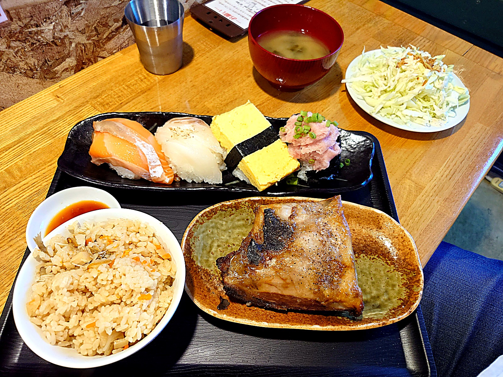 食堂くもりのちの海鮮定食 握り寿司と焼き魚、炊き込みご飯が並ぶ