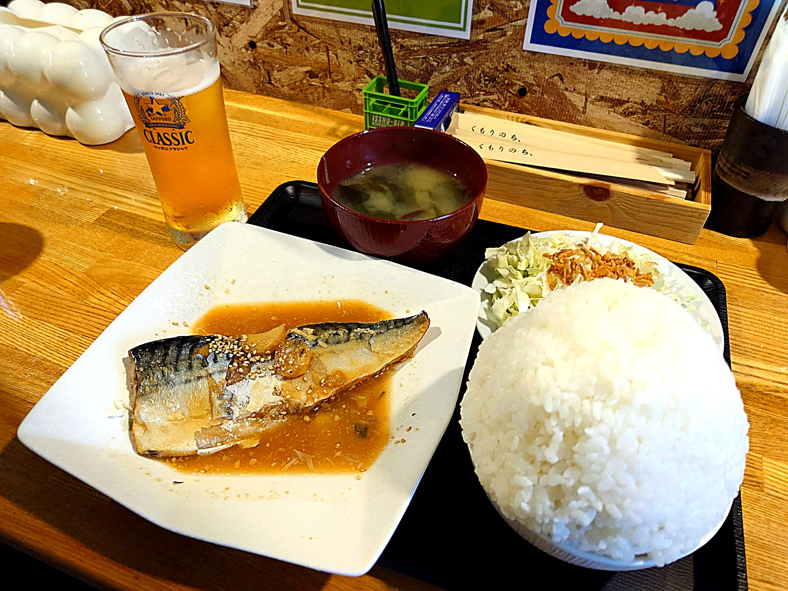 食堂くもりのちのさばの味噌煮定食と山盛りご飯