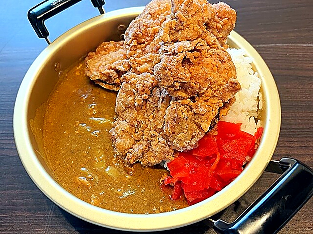 食堂くもりのちのざんぎカレー 鍋からあふれる特大ざんぎと紅生姜