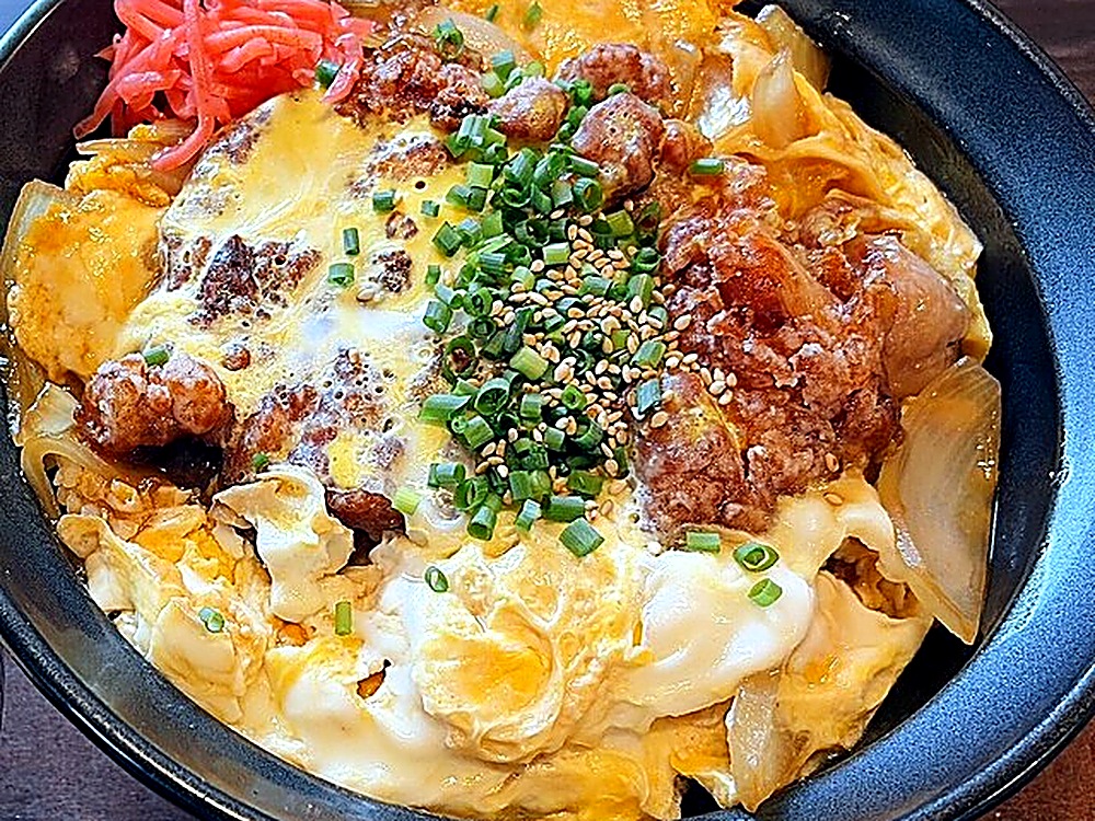 食堂くもりのちのざんぎ卵とじ丼 紅生姜と青ねぎがのった一杯