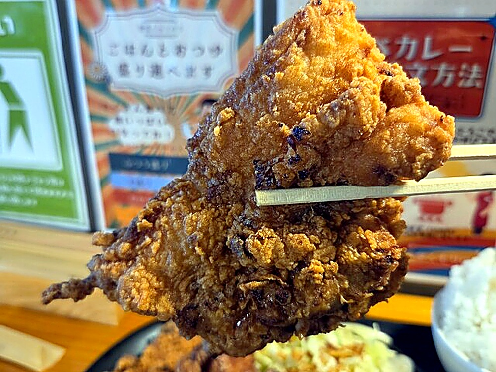 食堂くもりのちの特大ざんぎを箸で持ち上げた瞬間