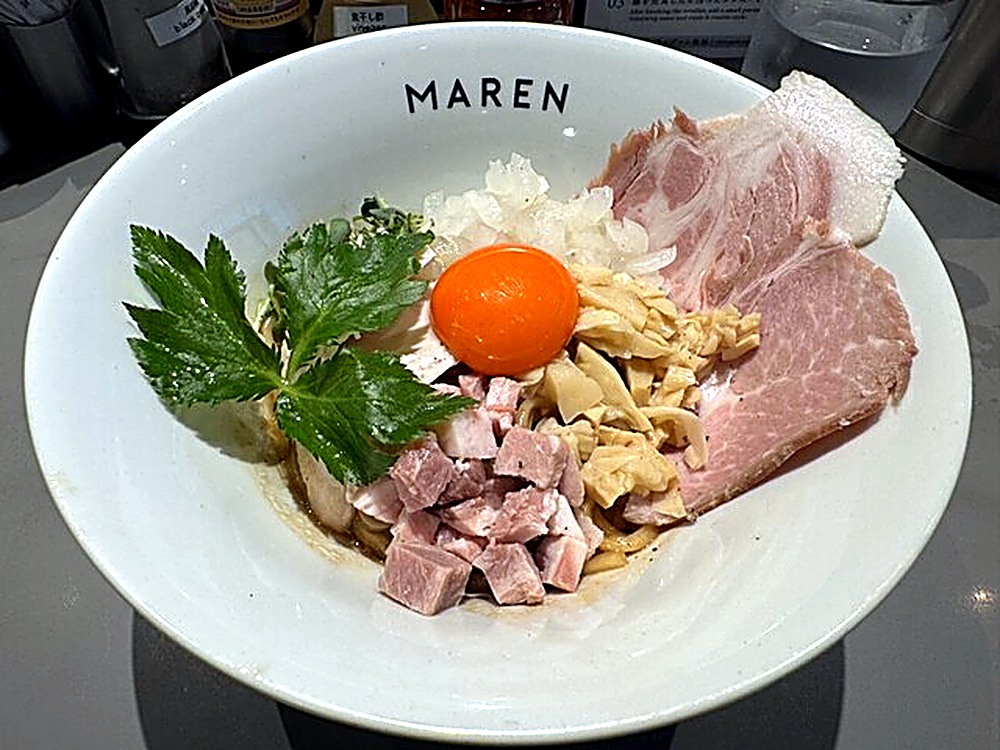 MARENのチャーシューしょうゆまぜそば 厚切りチャーシューと卵黄がのった一杯