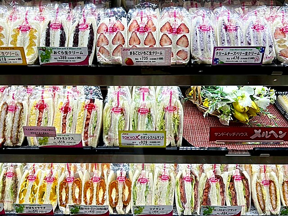 メルヘングランスタ東京店のショーケース おぐら生クリームなど価格入りサンドイッチの陳列