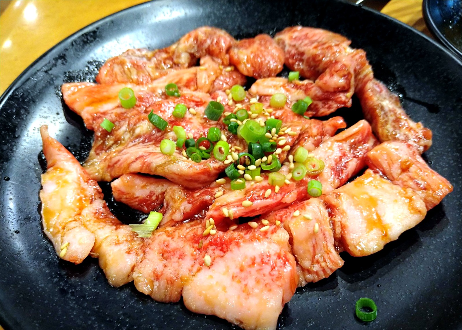 網の上で香ばしく焼き上がった焼肉みっちゃんのお肉