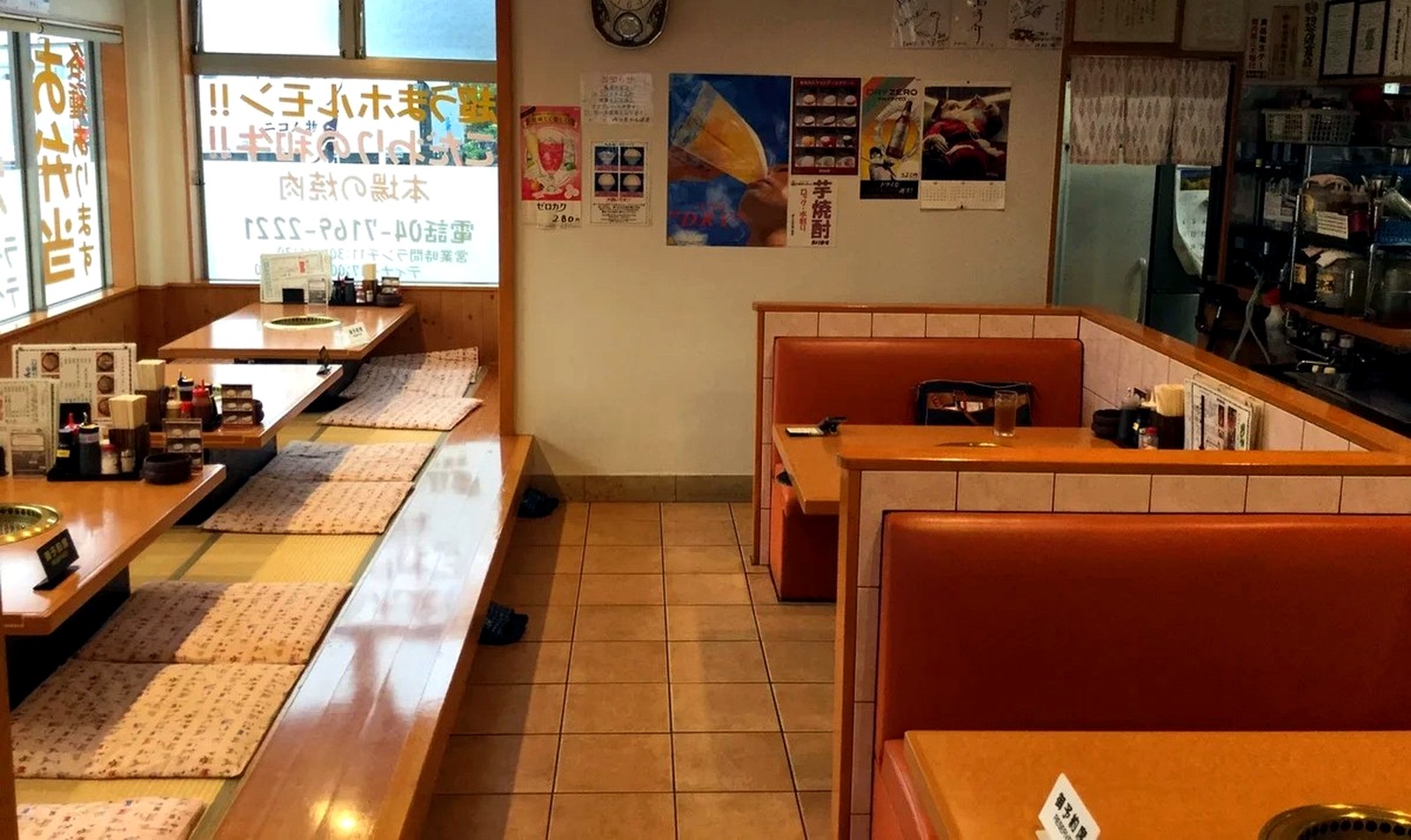 座敷でゆったりくつろげる焼肉みっちゃんの店内