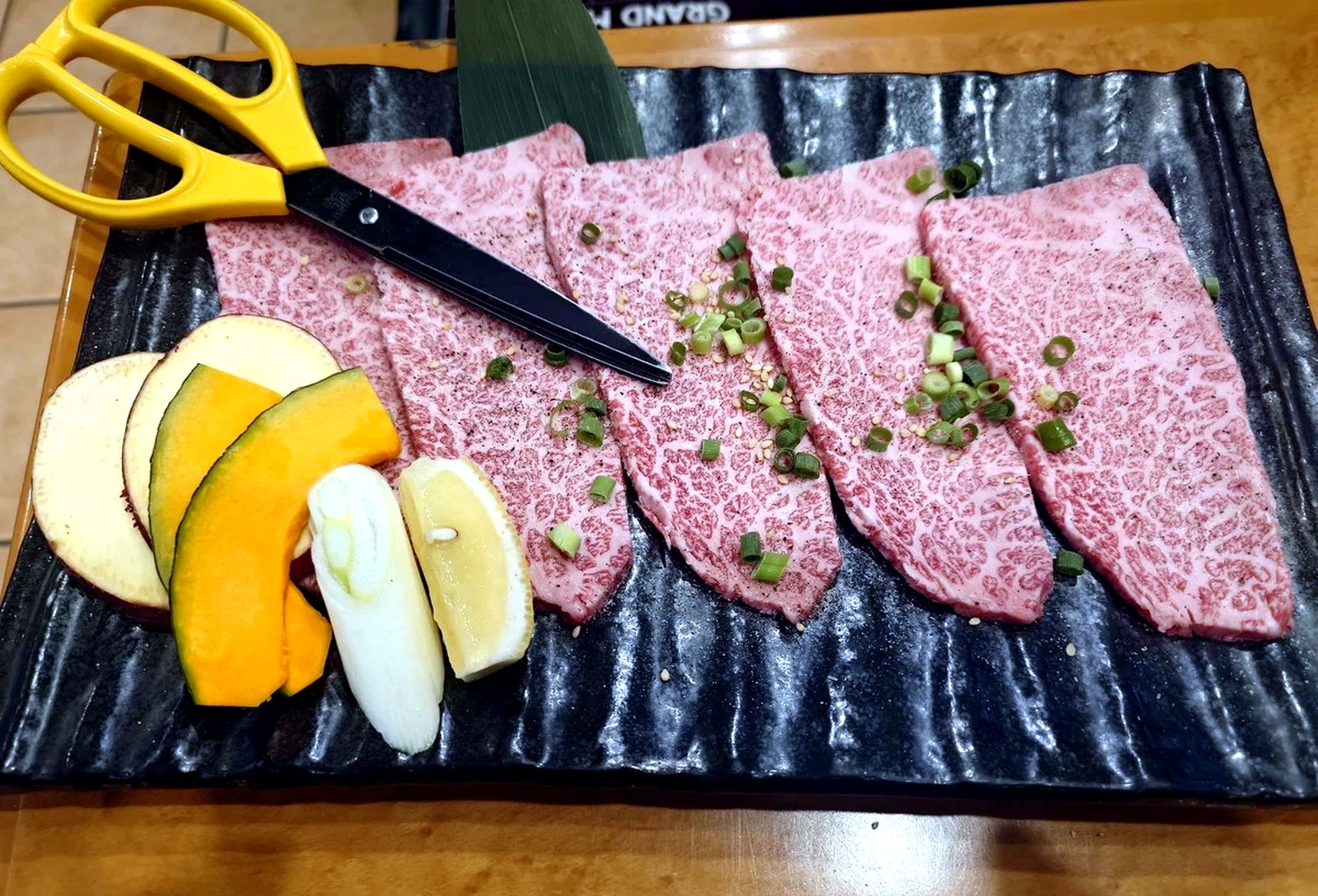 野菜も添えられた焼肉みっちゃんの豪華な肉盛り合わせ