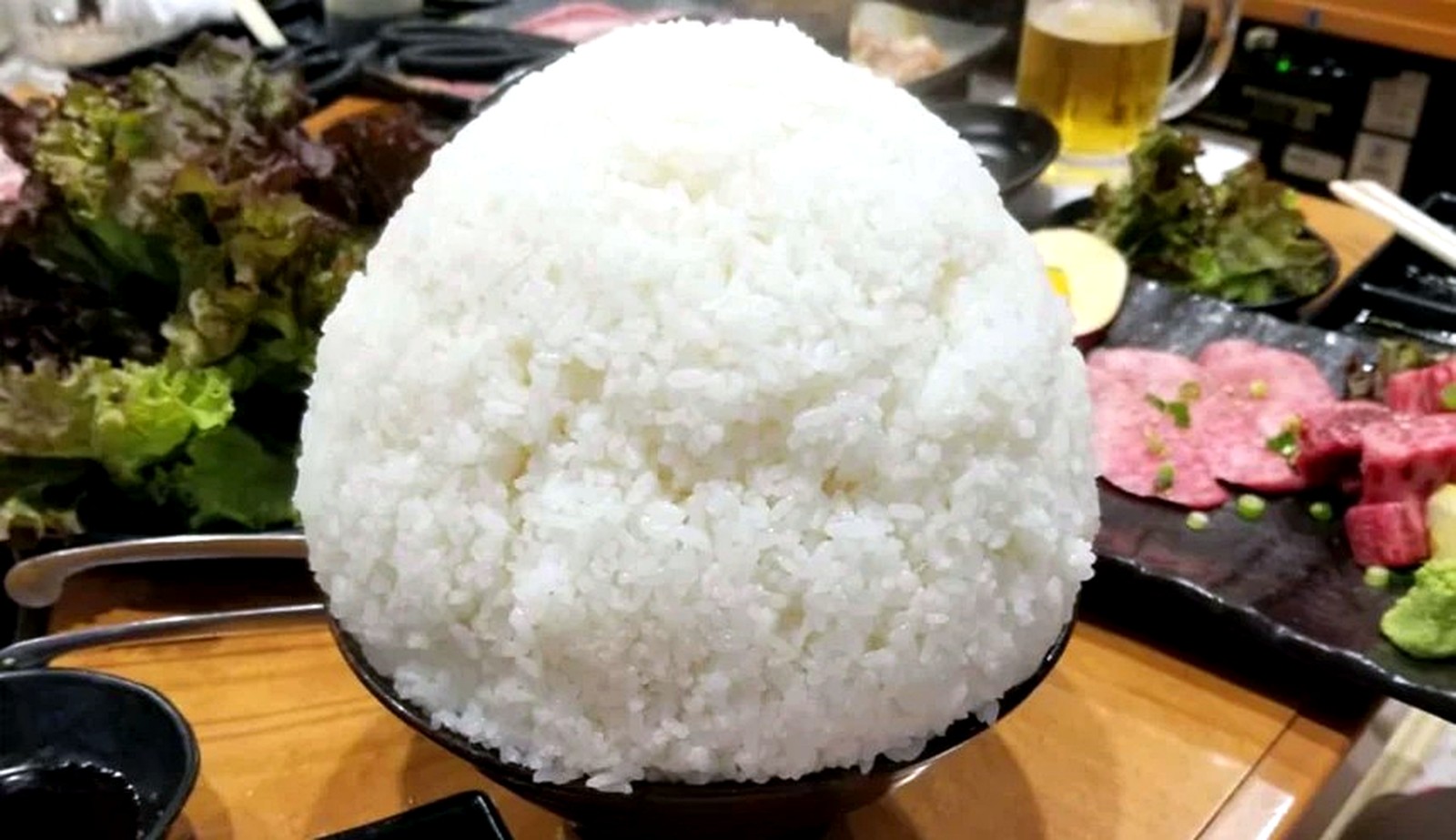 山のように盛られた焼肉みっちゃん名物「うわさのライス」