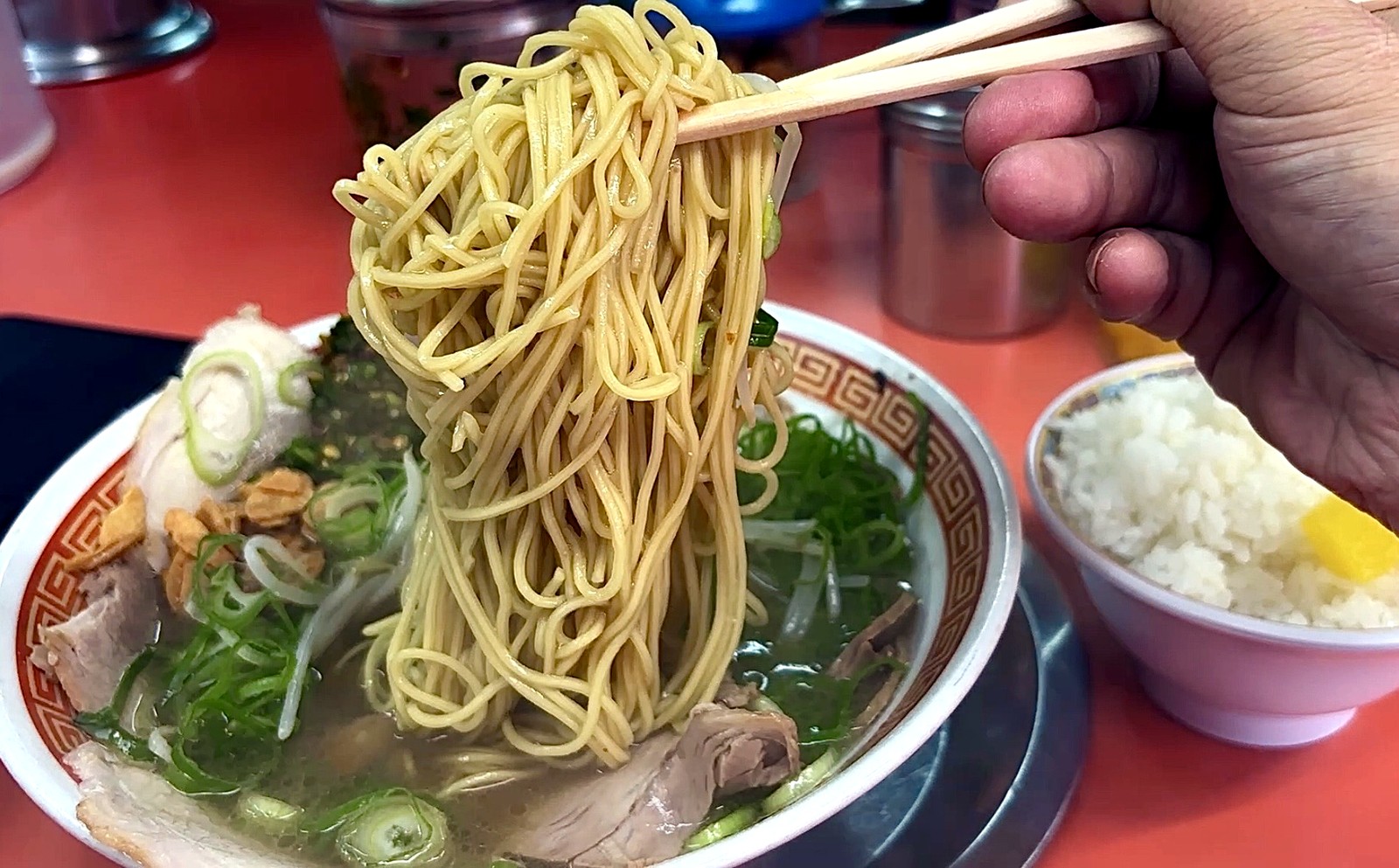 箸で持ち上げたもっこす石屋川店の細いストレート麺