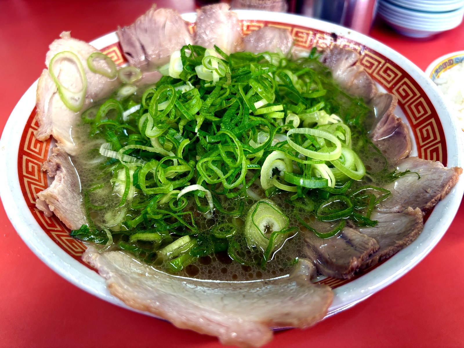 ネギとチャーシューがたっぷりのったもっこす石屋川店の中華そば