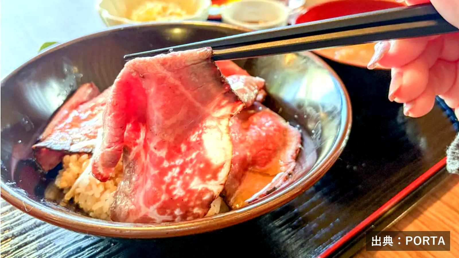箸で持ち上げたローストビーフのしっとりとした断面